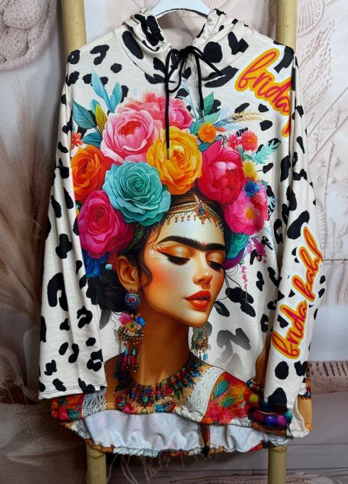 Sweat fin à capuche long beige Léo noir Frida Kahlo du 40 au 52/54 