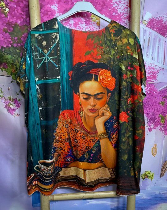 Top fin ample multicolore Frida Kahlo pensive dans son boudoir du 42 au 54/56