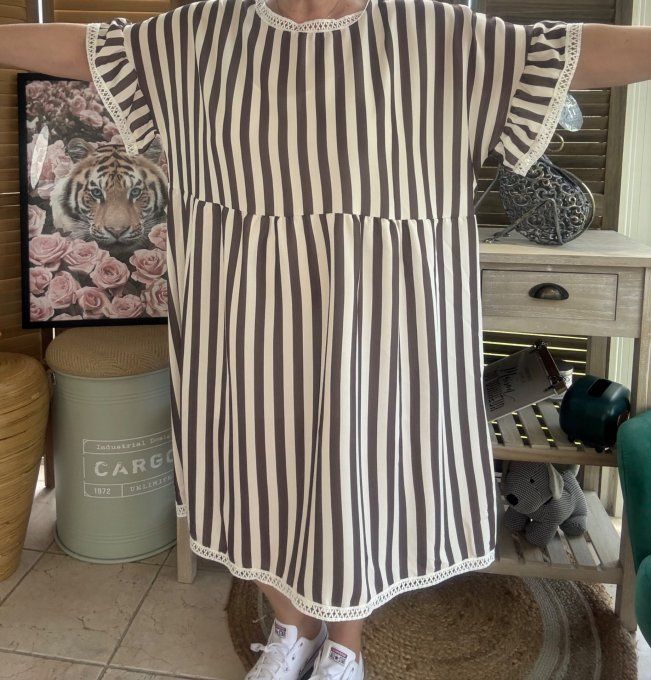 Robe courtes manches pagodes rayée choco et crème + broderies du 42 au 50/52