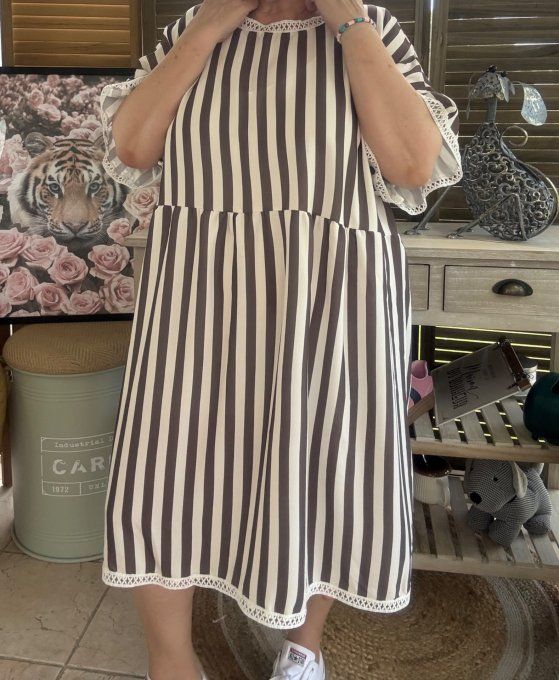 Robe courtes manches pagodes rayée choco et crème + broderies du 42 au 50/52