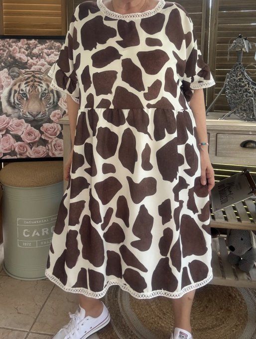 Robe courtes manches pagodes cow choco et crème + broderies du 42 au 50/52 