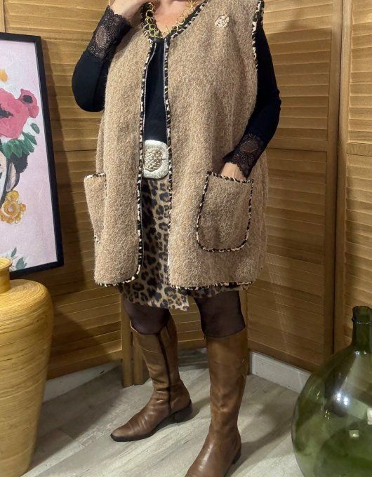 Gilet sans manches camel & Léopard + broche Fleur du 42 au 52/54 et même +  