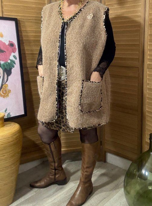Gilet sans manches camel & Léopard + broche Fleur du 42 au 52/54 et même +  