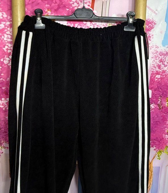 Pantalon Jogg velours noir 2 bandes blanches cuisses larges bouffantes bas élastiqué du 42 au 52