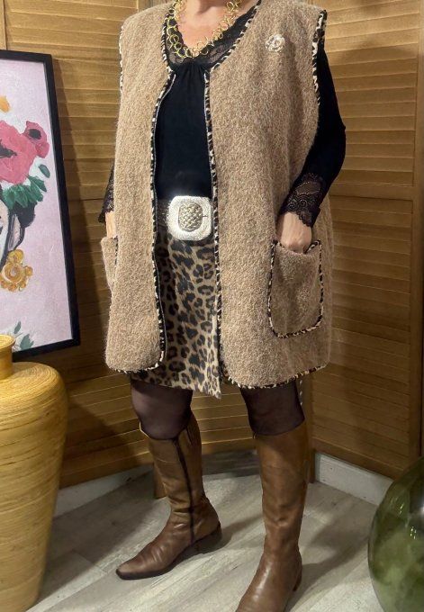 Gilet sans manches camel & Léopard + broche Fleur du 42 au 52/54 et même +  