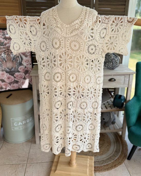 Robe mi-longue broderie crochet beige Bohème Chic du 40 au 50 