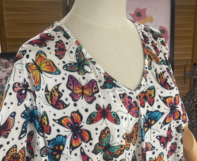Top trapèze manches courtes volantées blanc Papillons multicolores du 38 au 52/54