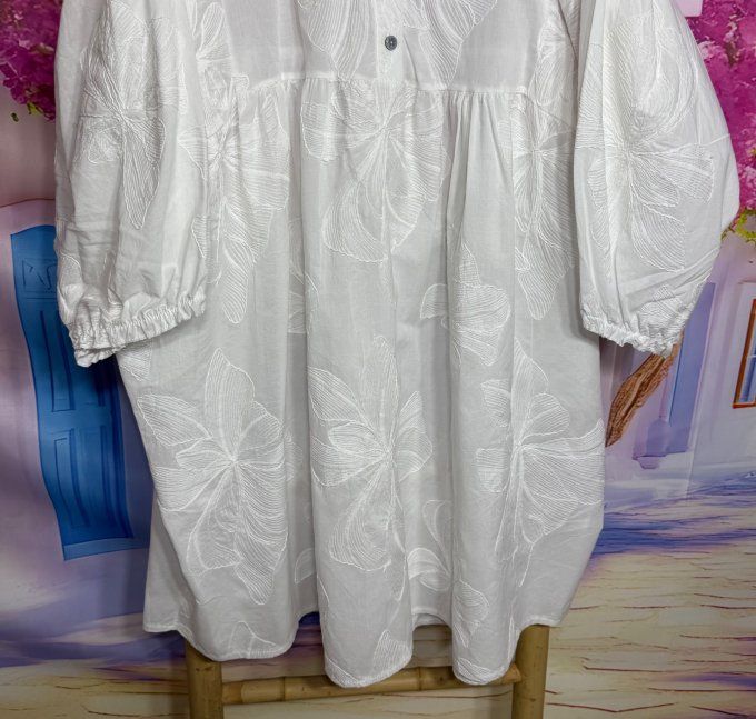 Robe oversize courte coton blanc entièrement brodée fleurs manches longues du 42 au 52/54