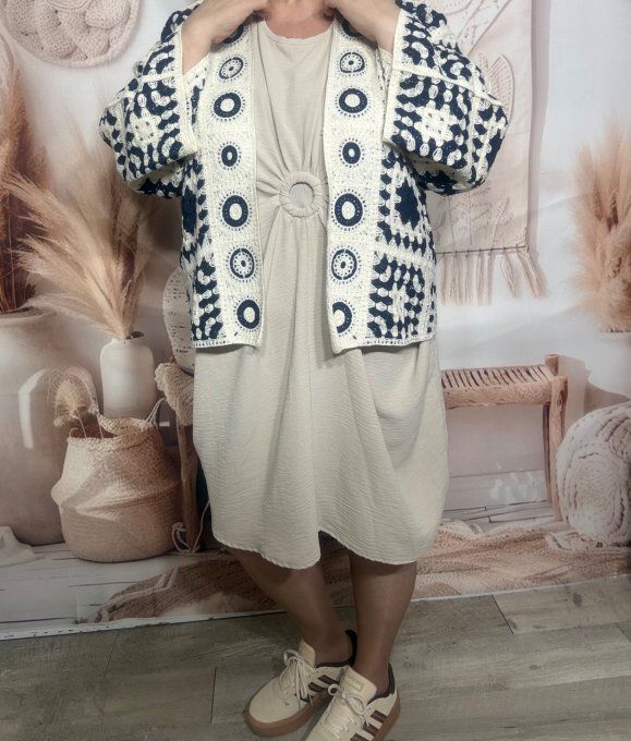 Gilet court ample crochet Granny Fleurs crème et Marine Bohème chic du 38 au 48  