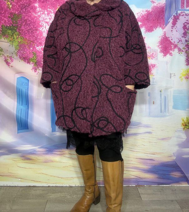 Manteau court & ample maille bouclette Lie de Vin Arabesques noires confort +++ du 38 au 50 et même 
