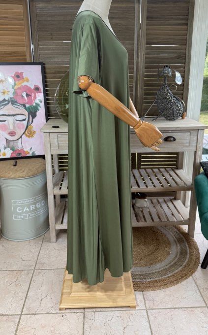 Robe trapèze longue vaporeuse satinée mat kaki manches courtes volantées  du 40 au 54/56 
