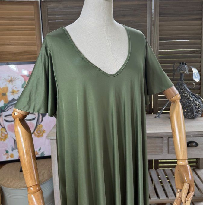 Robe trapèze longue vaporeuse satinée mat kaki manches courtes volantées  du 40 au 54/56 