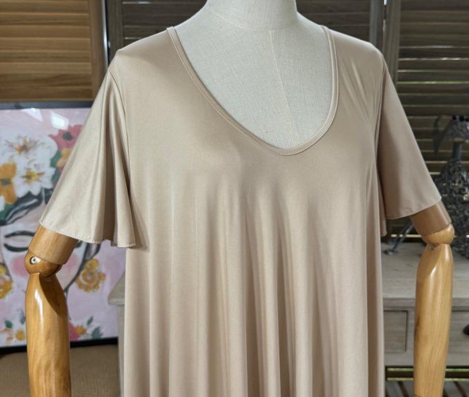 Robe trapèze longue vaporeuse satinée mat beige manches courtes volantées  du 40 au 54/56