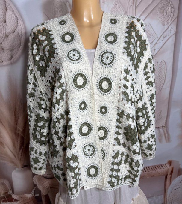 Gilet court ample crochet Granny Fleurs crème et kaki Bohème chic du 38 au 48 