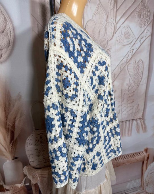Gilet court ample crochet Granny Fleurs crème et bleu jeans Bohème chic du 38 au 48  