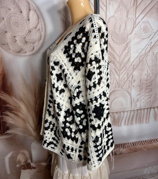 Gilet court ample crochet Granny Fleurs crème et noir Bohème chic du 38 au 48