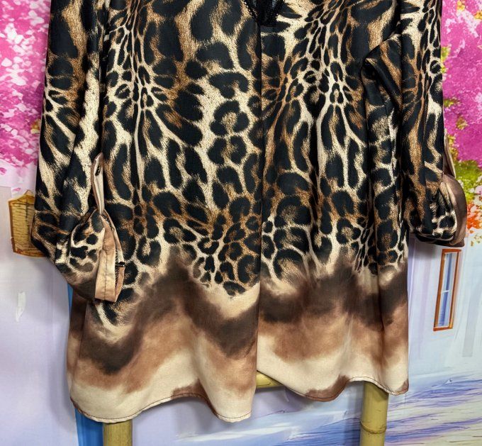 Blouse trapèze satinée Léopard Camel et col dentelle noire confort +++ du 40 au 48/50