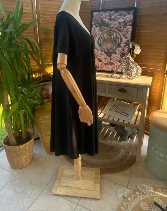 Robe trapèze asymétrique noire manches courtes volantées du 40 au 52/54