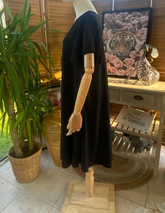 Robe trapèze asymétrique noire manches courtes volantées du 40 au 52/54
