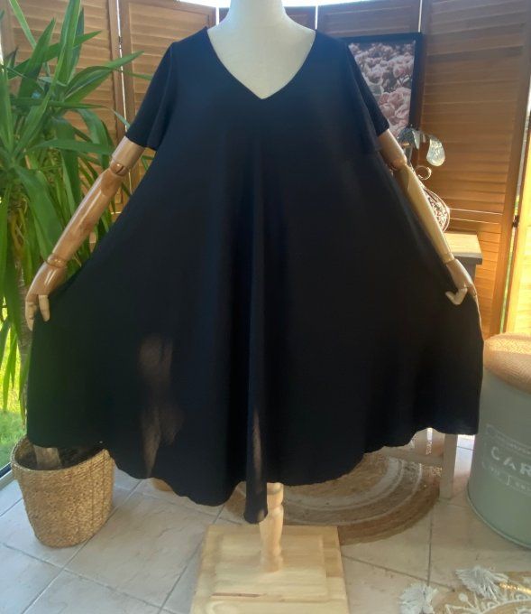 Robe trapèze asymétrique noire manches courtes volantées du 40 au 52/54