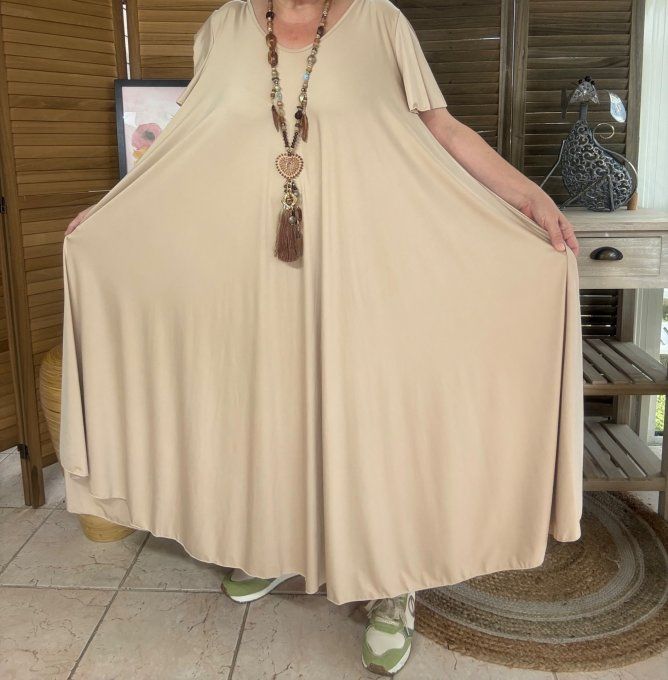 Robe trapèze longue vaporeuse satinée mat beige manches courtes volantées  du 40 au 54/56