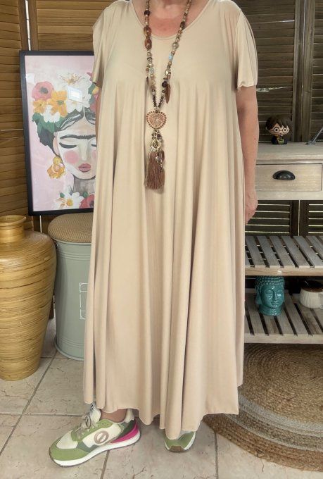 Robe trapèze longue vaporeuse satinée mat beige manches courtes volantées  du 40 au 54/56