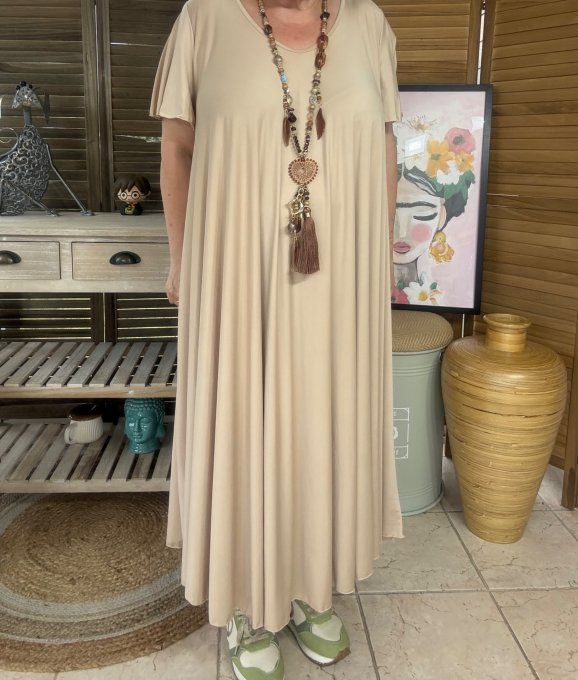 Robe trapèze longue vaporeuse satinée mat beige manches courtes volantées  du 40 au 54/56