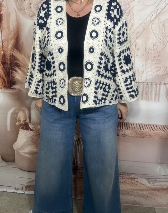 Gilet court ample crochet Granny Fleurs crème et Marine Bohème chic du 38 au 48