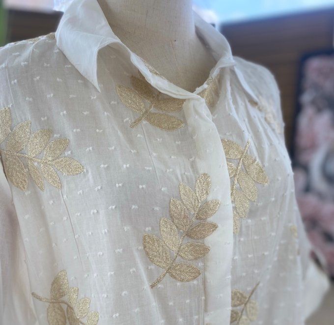 Chemise asymétrique voile de coton crème feuilles brodées dorées or du 42 au 52/54