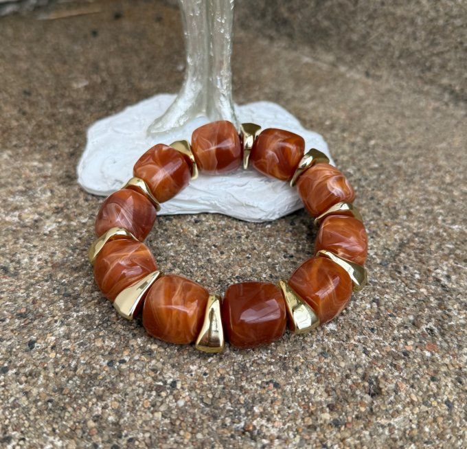 Bracelet élastiqué perles cubes acrylique Caramel chocolat et dorées chic +++