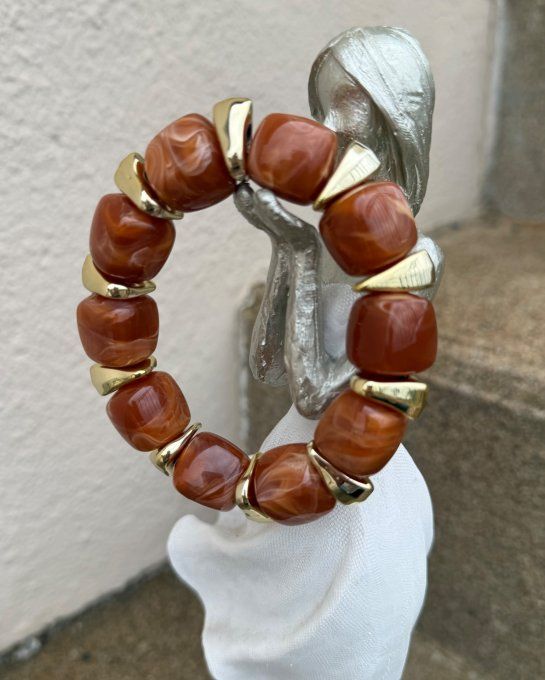 Bracelet élastiqué perles cubes acrylique Caramel chocolat et dorées chic +++