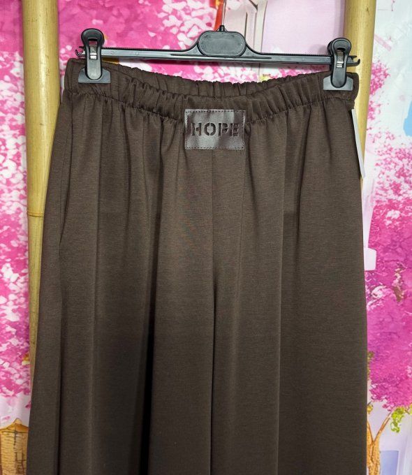 Pantalon Hope Chocolat coupe "Barrel" cuisses amples chevilles élastiquées confort ++ du 40 au 50/52