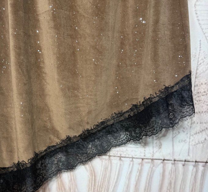 Jupe asymétrique velours chocolat au lait strass paillettes argentées et dentelle noire du 40 au 52 