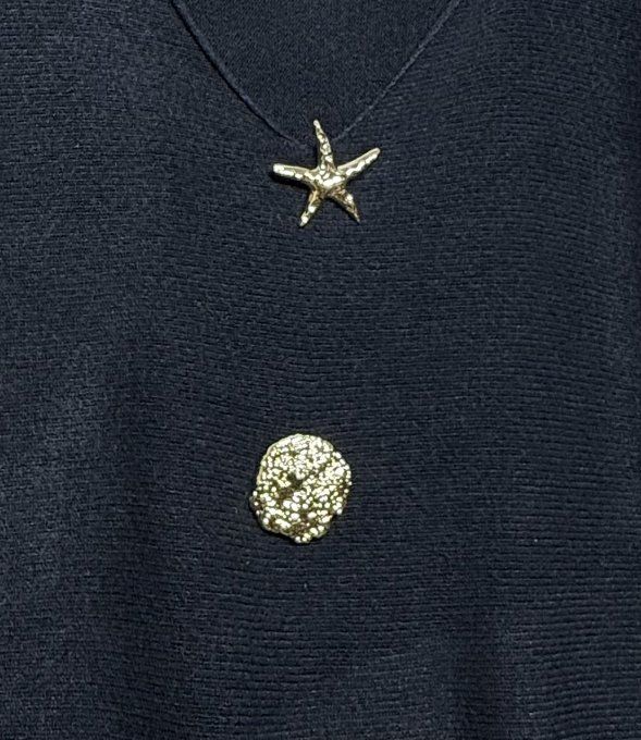 pull ample SANS LAINE noir col V +  2 broches dorées  du 40 au 52  