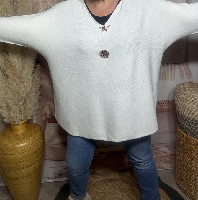 pull ample SANS LAINE blanc col V +  2 broches dorées  du 40 au 52