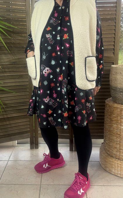 Chemise longue trapèze noire Chat Maneki-neko du 38 au 46 (et même + si portée ouverte)