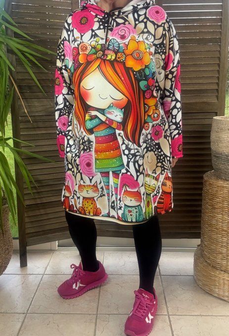 Robe-sweat trapèze à capuche multicolore La Fillette et ses chats du 40 au 50/52 