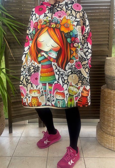 Robe-sweat trapèze à capuche multicolore La Fillette et ses chats du 40 au 50/52 