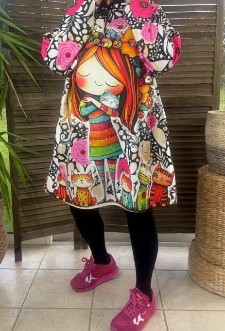 Robe-sweat trapèze à capuche multicolore La Fillette et ses chats du 40 au 50/52 