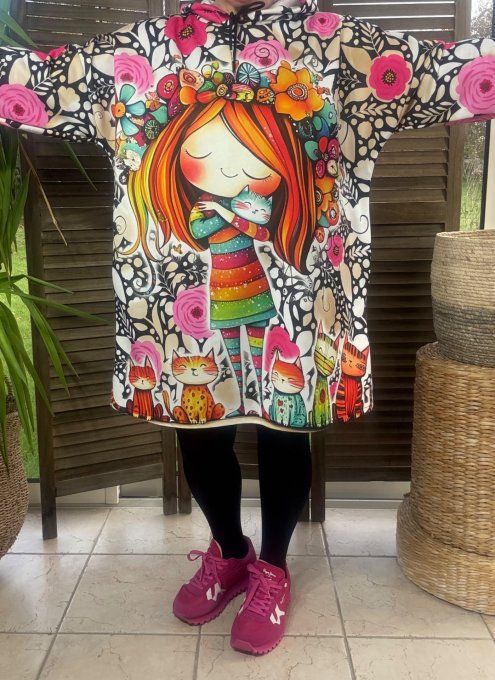 Robe-sweat trapèze à capuche multicolore La Fillette et ses chats du 40 au 50/52 