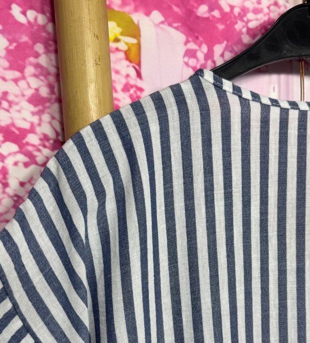 Robe ample mi-longue aspect lin rayé marine chiné et écru + collier du 38 au 48