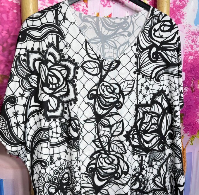 Robe droite oversize ou maxi-tunique lycra écru roses noires et arabesques du 40 au 52 