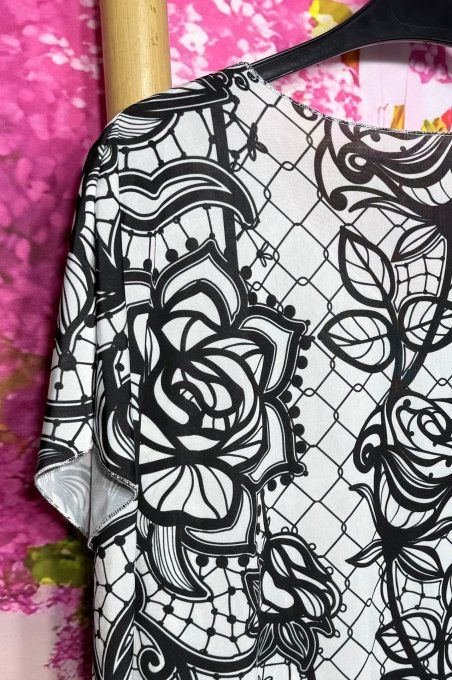 Robe droite oversize ou maxi-tunique lycra écru roses noires et arabesques du 40 au 52 