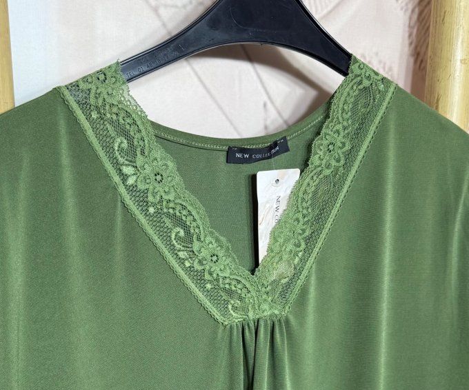 Top Kaki col V dentelle manches courtes Les Basiques du Dressing du 40 au 52/54