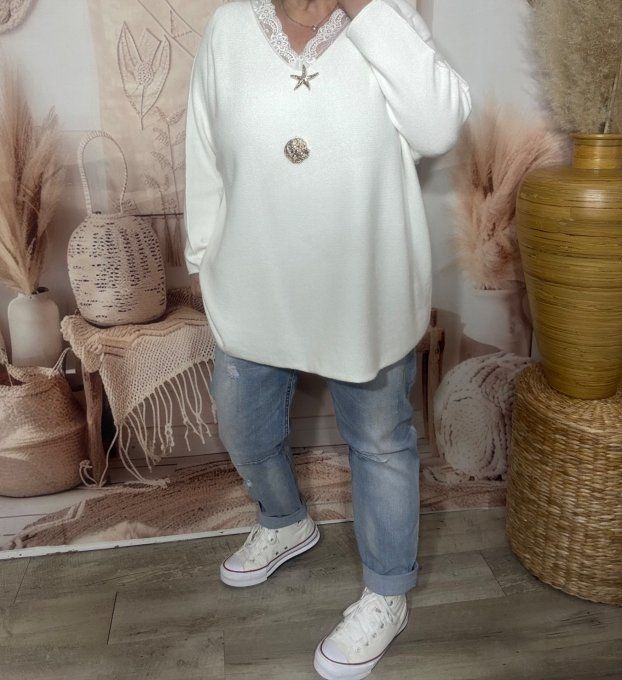 pull ample SANS LAINE blanc col V +  2 broches dorées  du 40 au 52