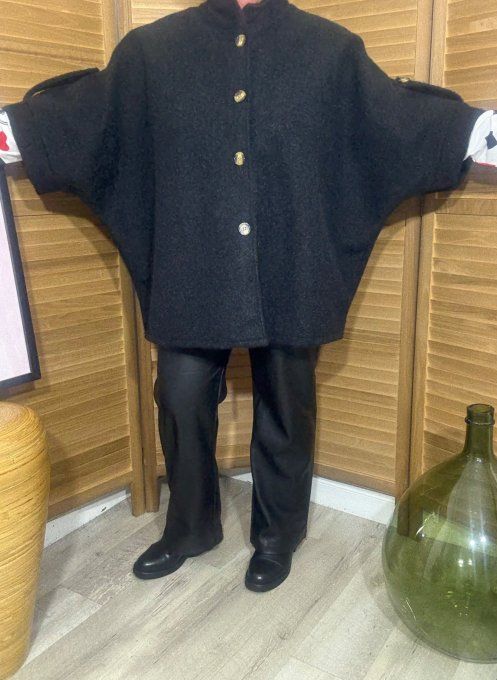Manteau court manches raglan bouclette noire du 40 au 52/54 et même +  