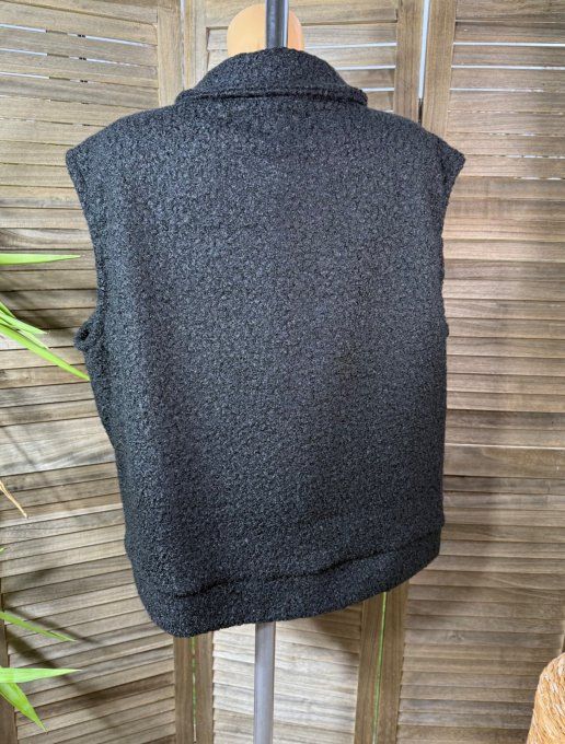 Blouson sans manches bouclette noire boutons dorés du 38 au 48/50 et même +   
