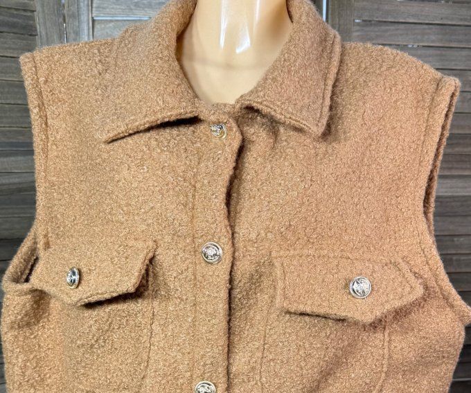 Blouson sans manches bouclette camel boutons dorés du 38 au 48/50 et même +   