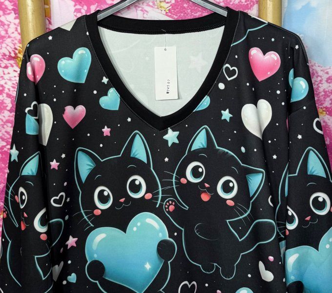 Sweat ample Col V noir Petits Chats coeurs étoiles multicolores confort +++ du 40 au 50/52