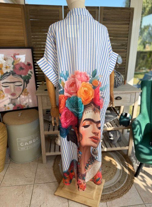 Robe-chemise longue oversize rayée ciel et blanche Frida Kahlo aux Fleurs du 40 au 52 et même +